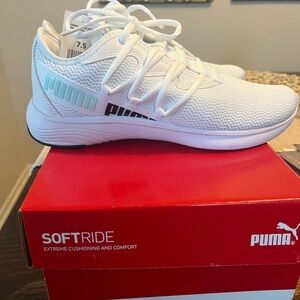 Women’s brand new never worn Puma sneakers size 7.5